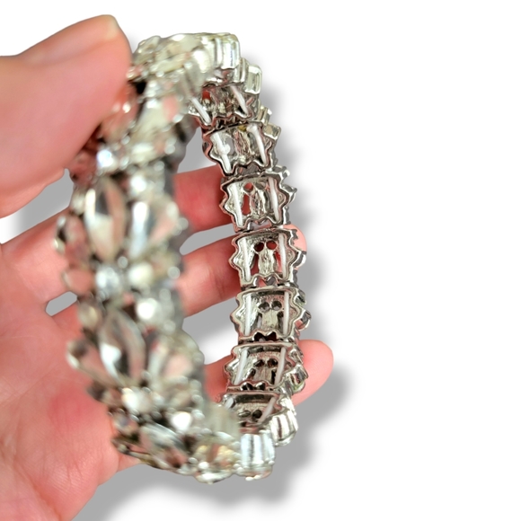 Charter Club | NWOT Stunning Silver Tone Crystal Stone Stretch Bracelet - Picture 3 of 5